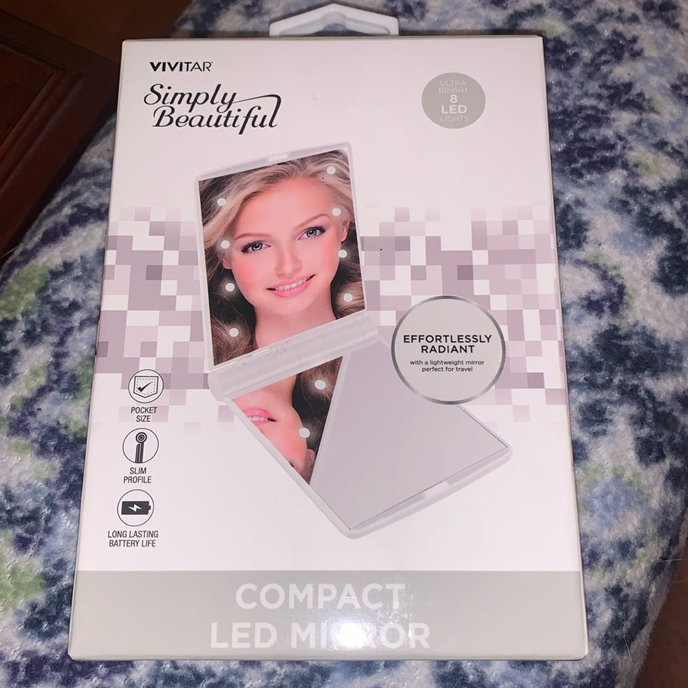 NWT Vivitar Simply Beautiful Compact LED Mirror